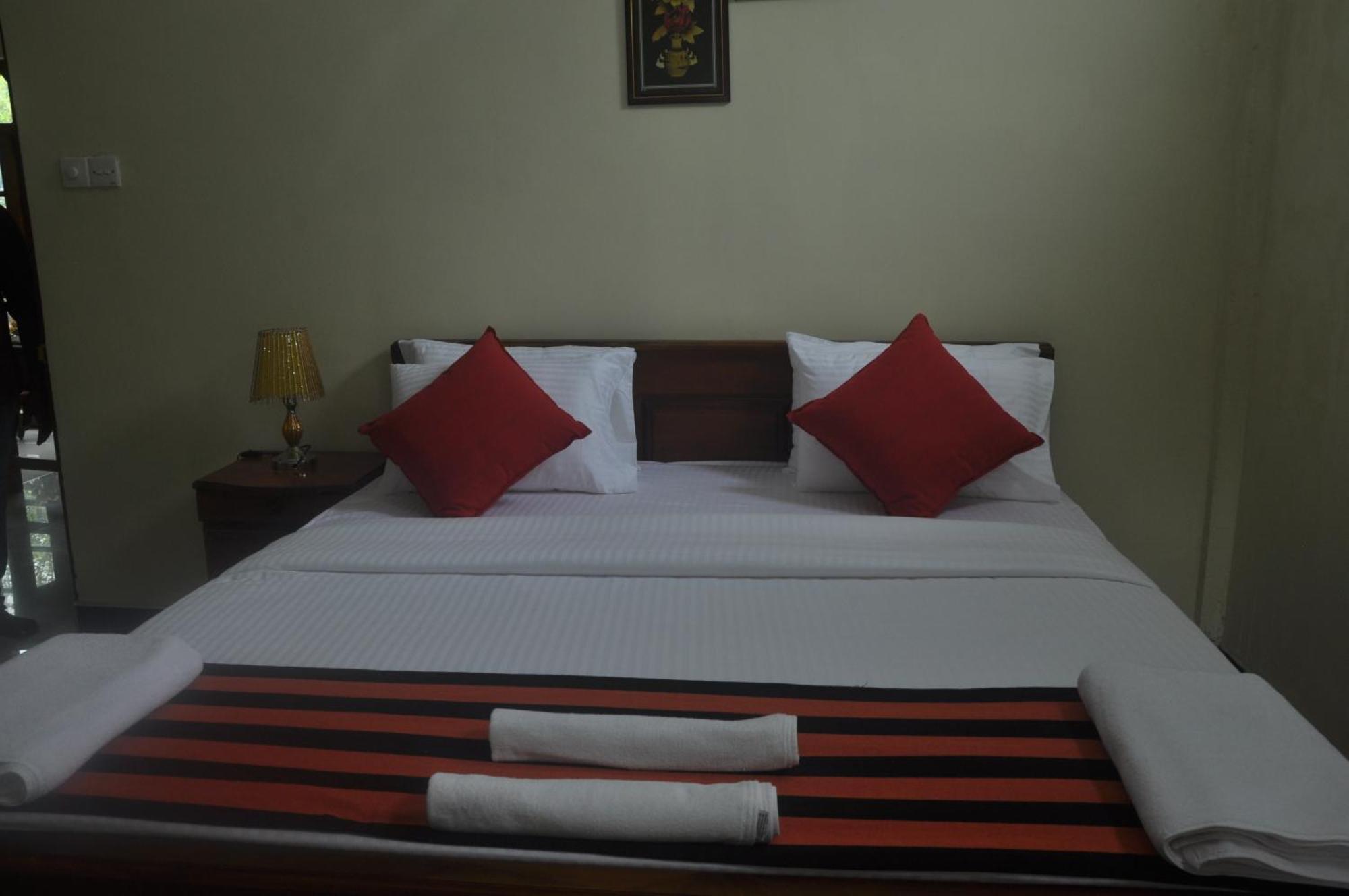 The Max Villa Negombo Buitenkant foto