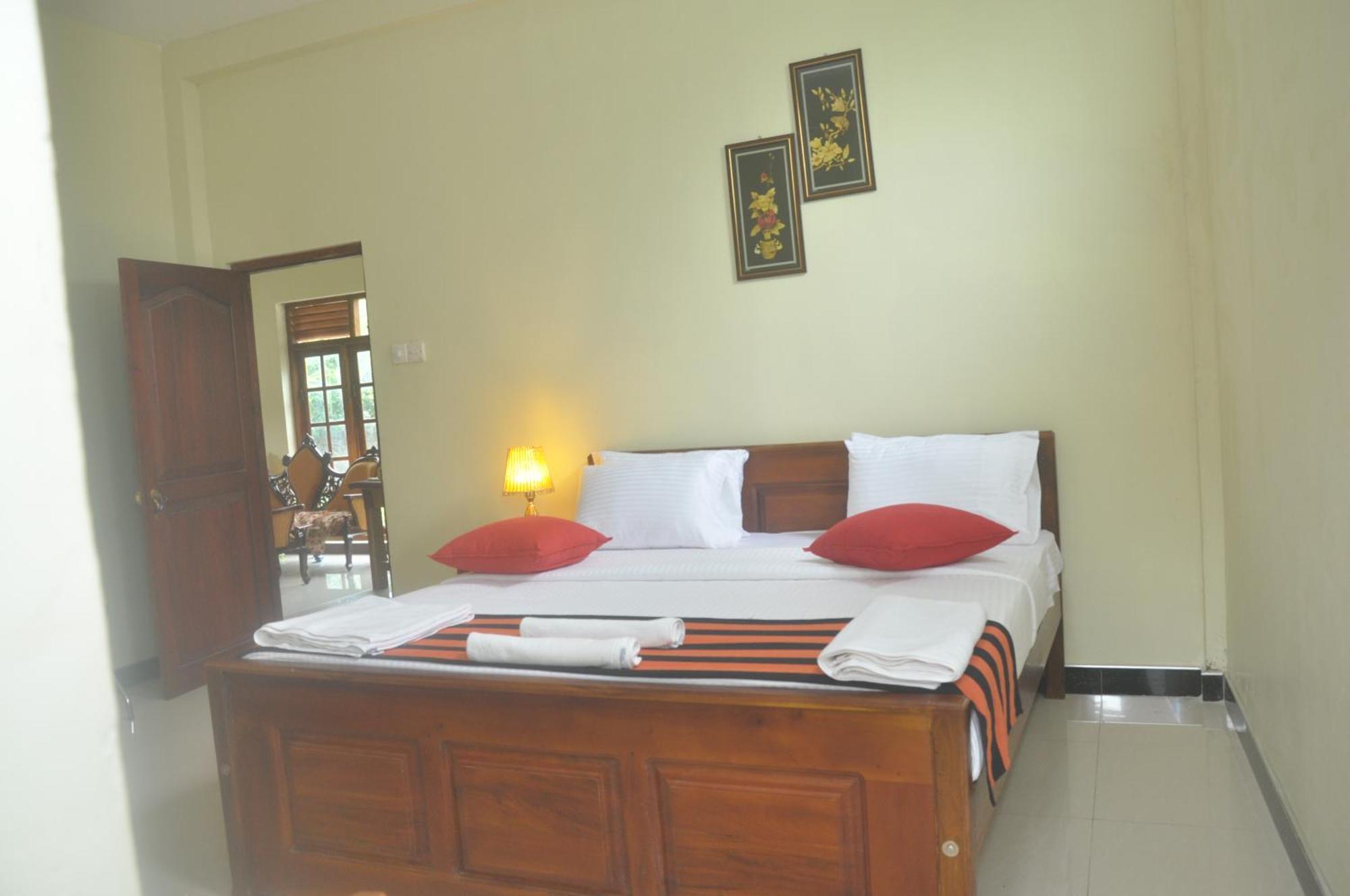 The Max Villa Negombo Buitenkant foto